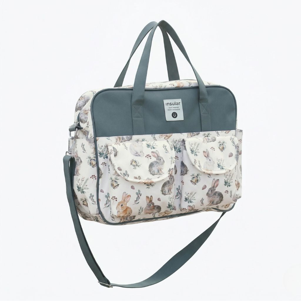 Sac à langer blanc et gris-bleu imprimé lapins aquarelle avec deux poches avant à rabat et bandoulière réglable Image