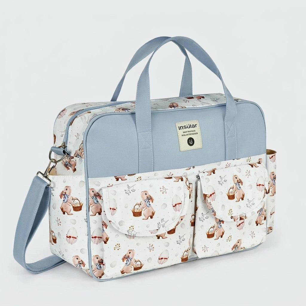 Sac à langer format cabas bleu ciel motif lapins avec paniers, vue trois-quarts avec bandoulière