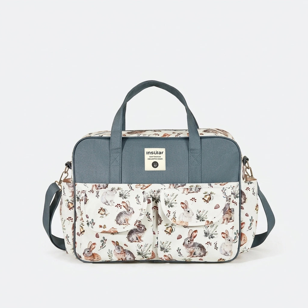 Sac à langer format cabas motif lapins vert pétrole, vue de face, deux grandes poches frontales rabats