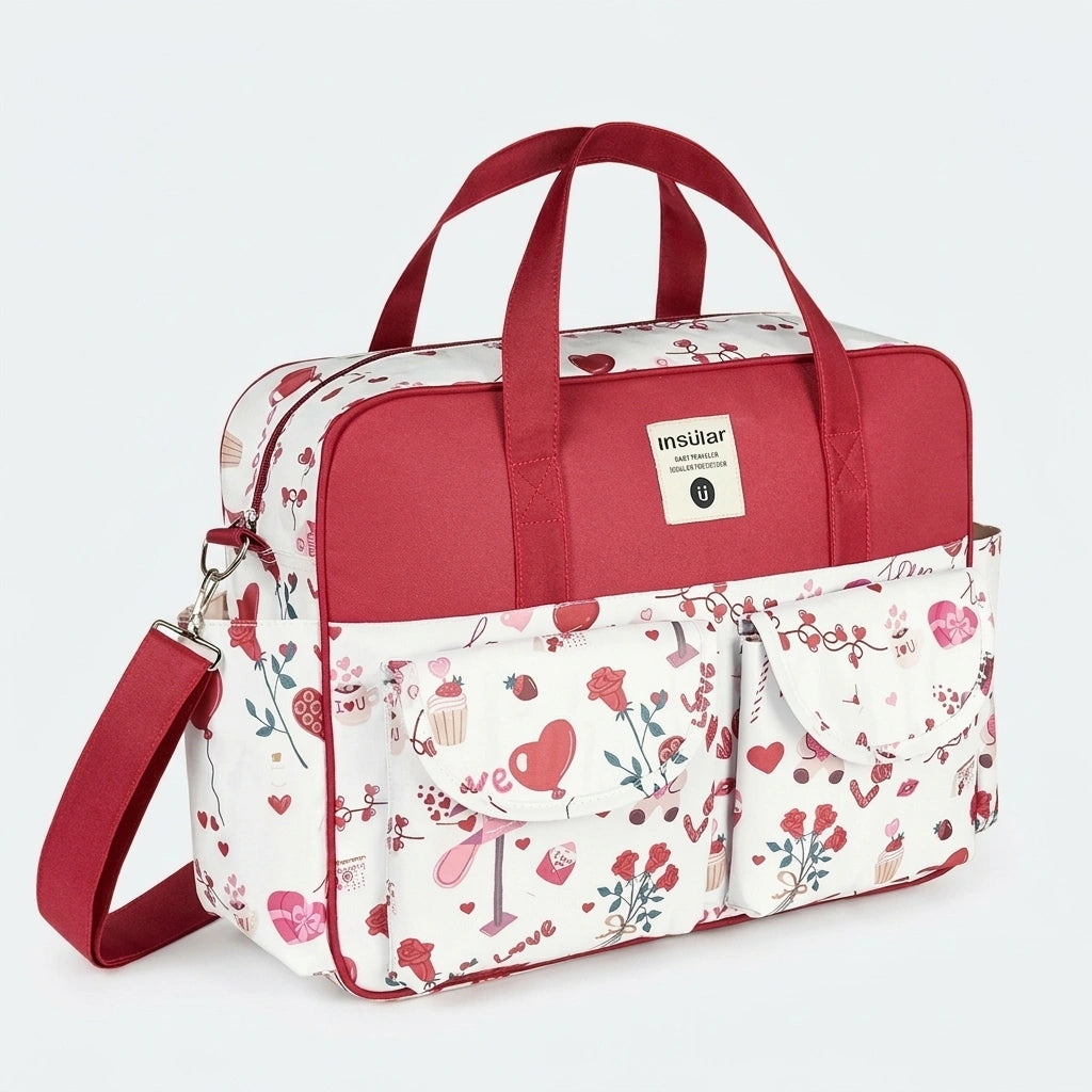Sac à langer format cabas bordeaux motif cœurs et fleurs romantiques, vue trois-quarts avec bandoulière