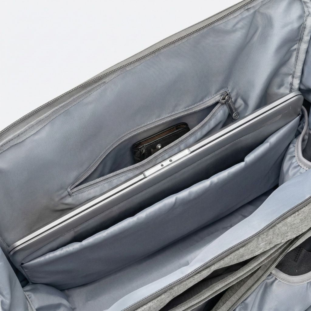 Vue intérieure du sac à langer gris chiné avec un grand compartiment ordinateur et une poche zippée Image