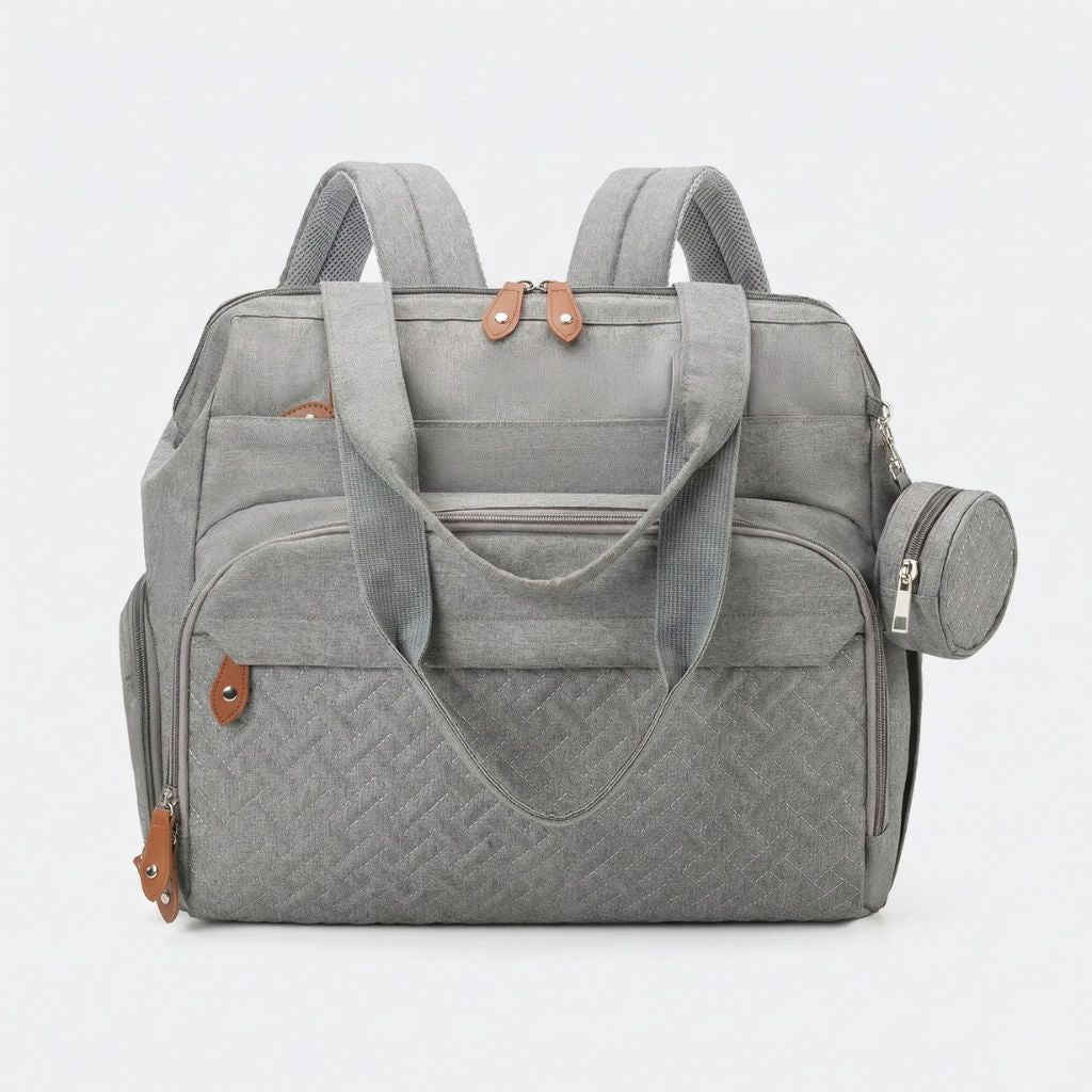 Sac gris chiné transformé en sac à dos, bretelles maillées rembourrées déployées et motif tressé en base