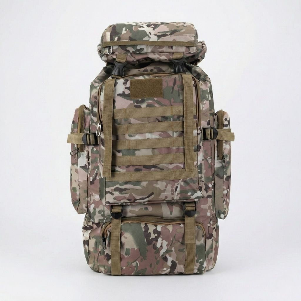 Sac à dos tactique camouflage multicam vu de face, rails MOLLE bilatéraux, patch velcro et ceinture lombaire.