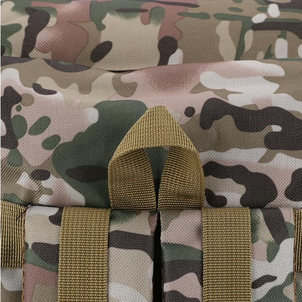 Gros plan sur la double poignée de portage en V d'un sac à dos tactique en tissu camouflage multicam renforcé.