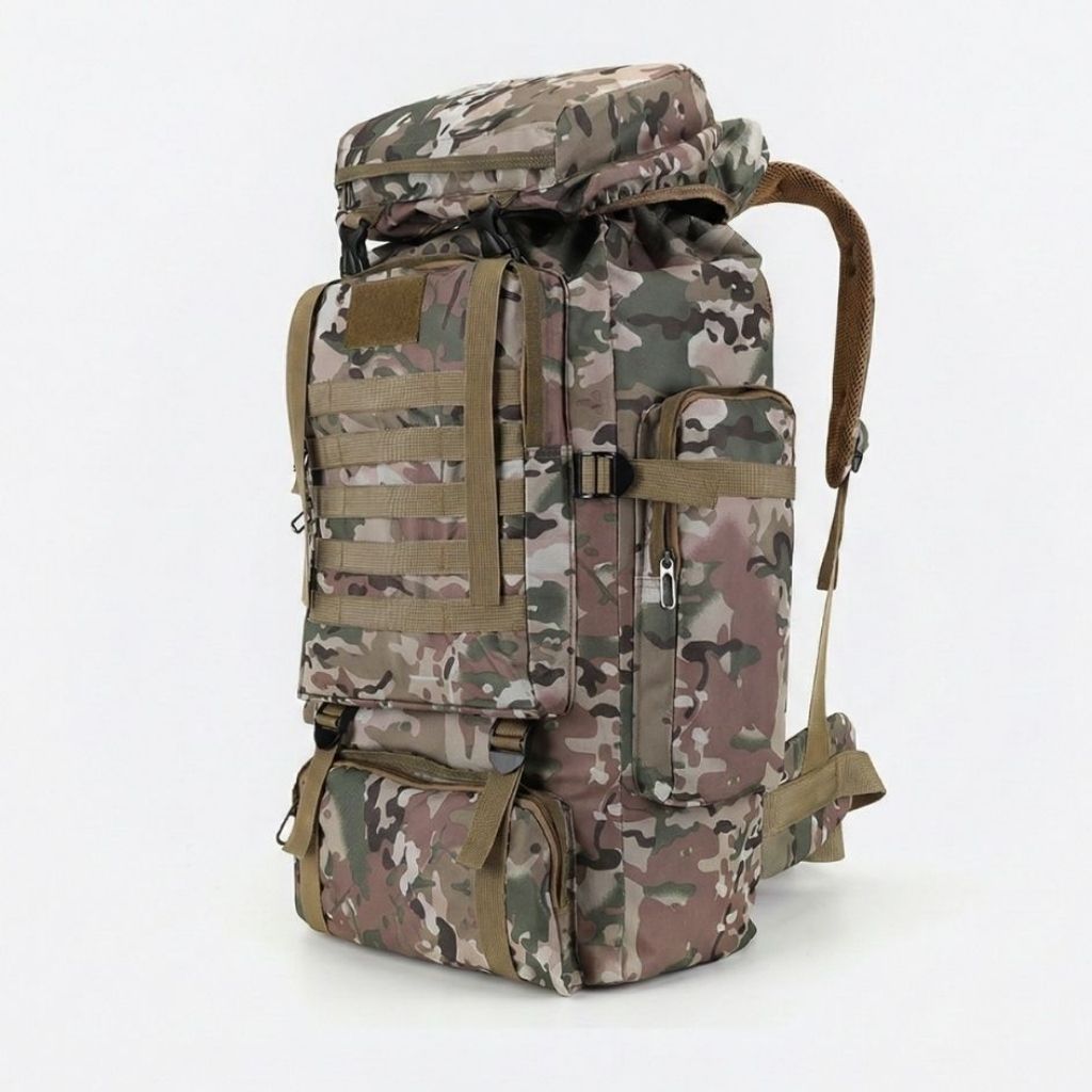 Sac à dos tactique camouflage multicam, rails MOLLE, poches frontales zippées et sangles de compression latérales.