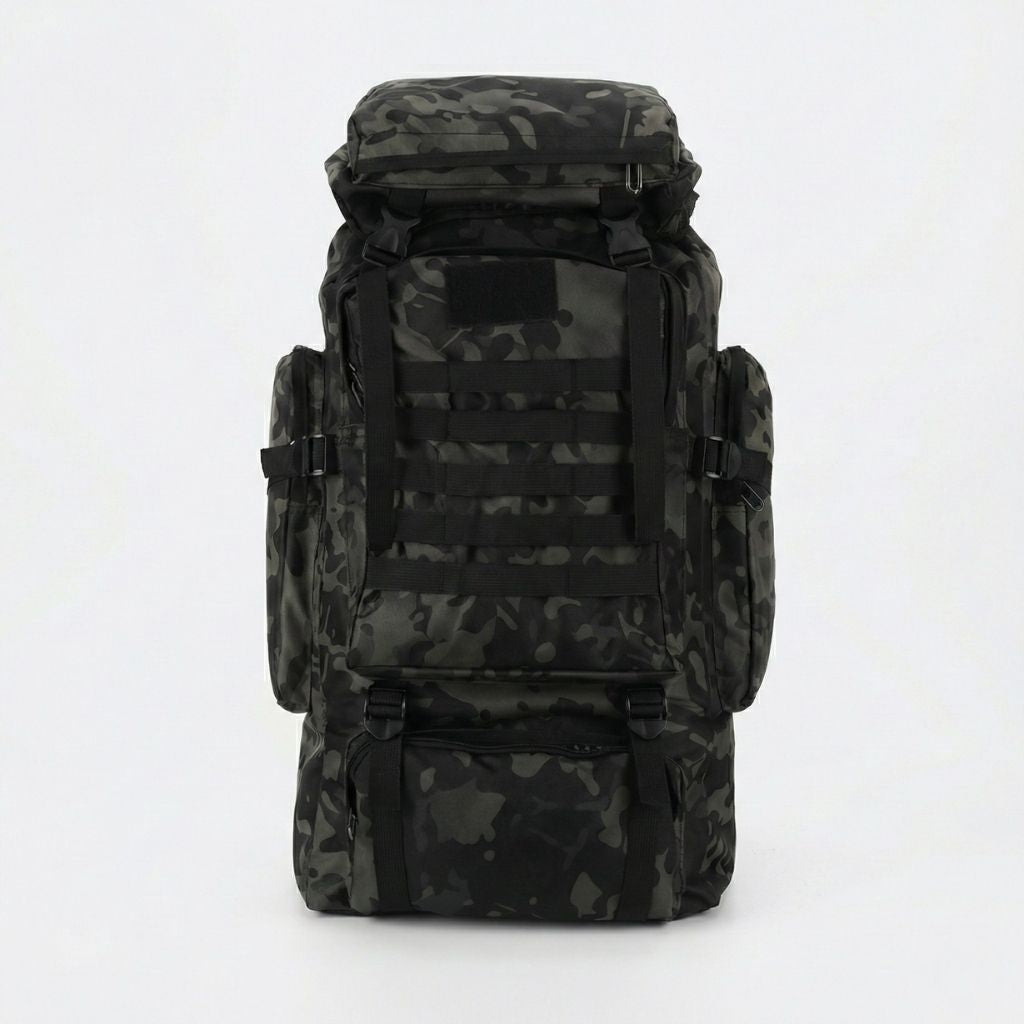 Sac à dos tactique camouflage sombre vu de face, rails MOLLE bilatéraux et boucles de compression latérales.