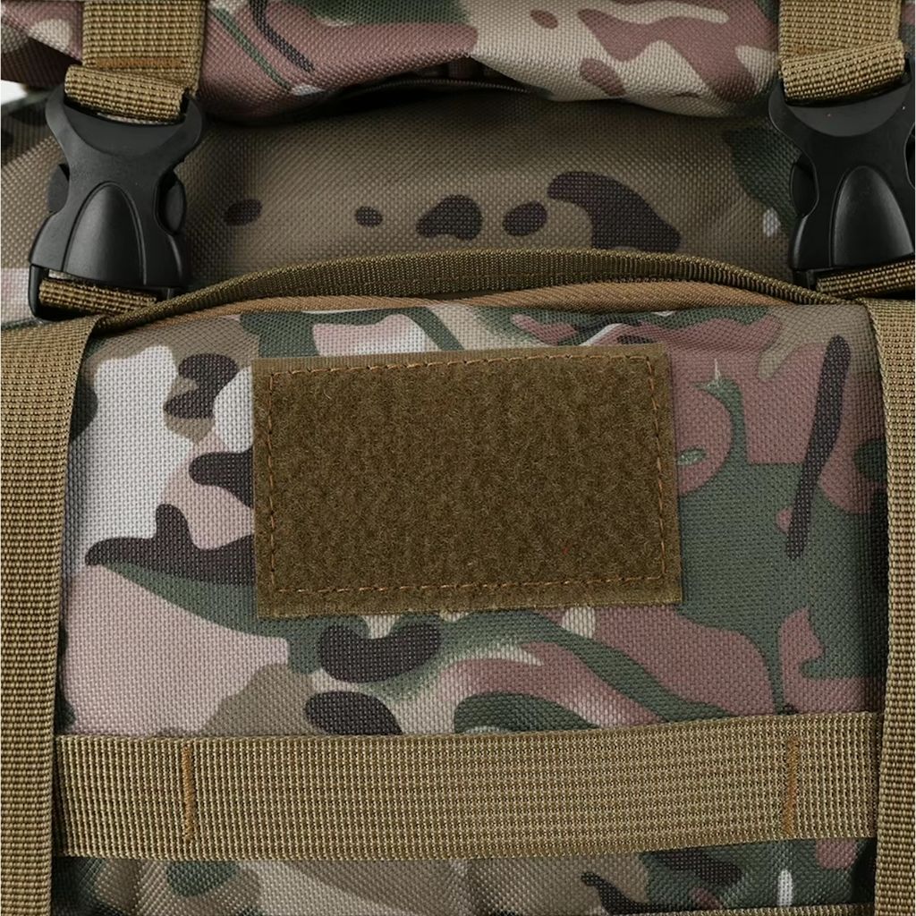 Gros plan sur le patch velcro coyote d'un sac à dos tactique camouflage multicam pour accessoire personnalisable.