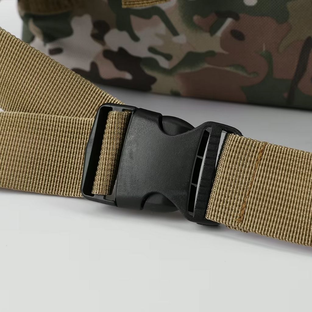 Gros plan sur la boucle de ceinture lombaire noire d'un sac à dos tactique, sangle nylon coyote résistante.