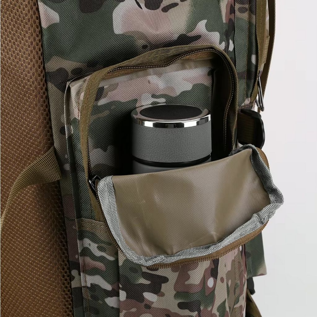 Gros plan sur la poche filet latérale d'un sac à dos tactique camouflage multicam avec une gourde thermos noire.