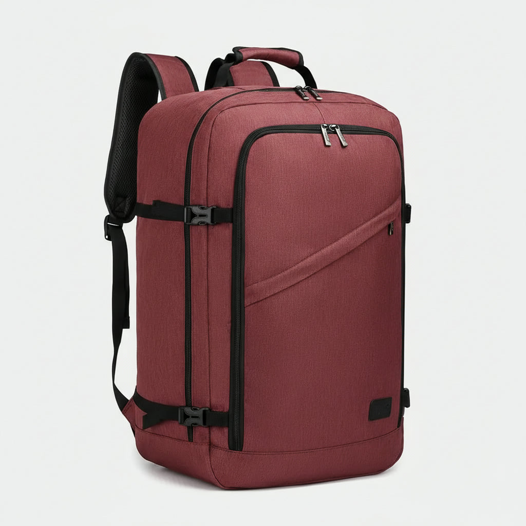 Sac à dos cabine bordeaux vu de trois quarts avec poche diagonale zippée et sangles de compression