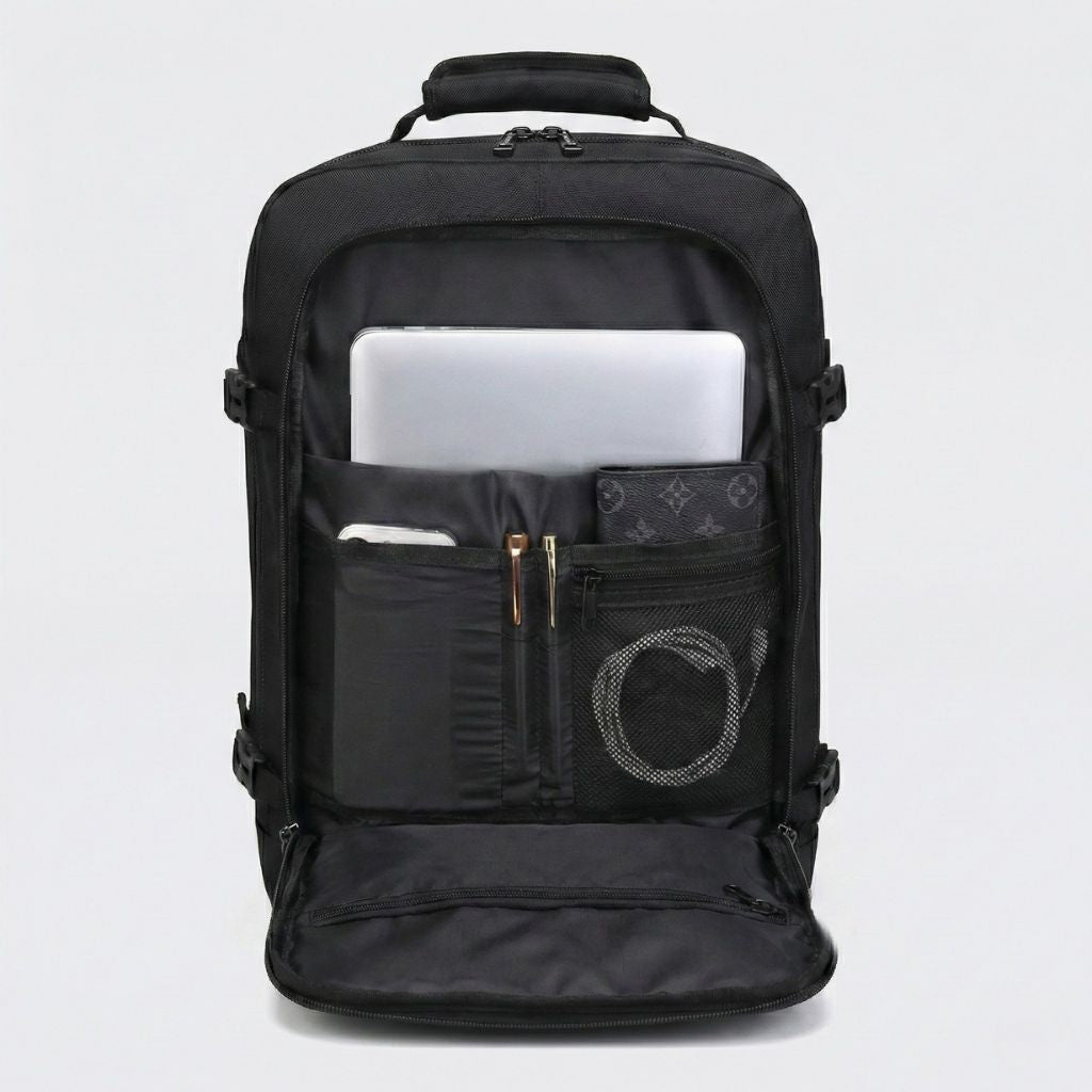 Vue frontale du compartiment organisateur d'un sac à dos cabine noir avec ordinateur portable, carnet et câbles Image