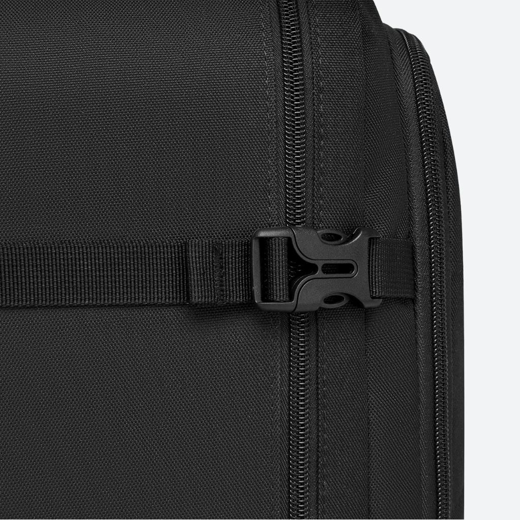 Gros plan sur la boucle de compression noire sur la sangle latérale du sac à dos cabine de voyage