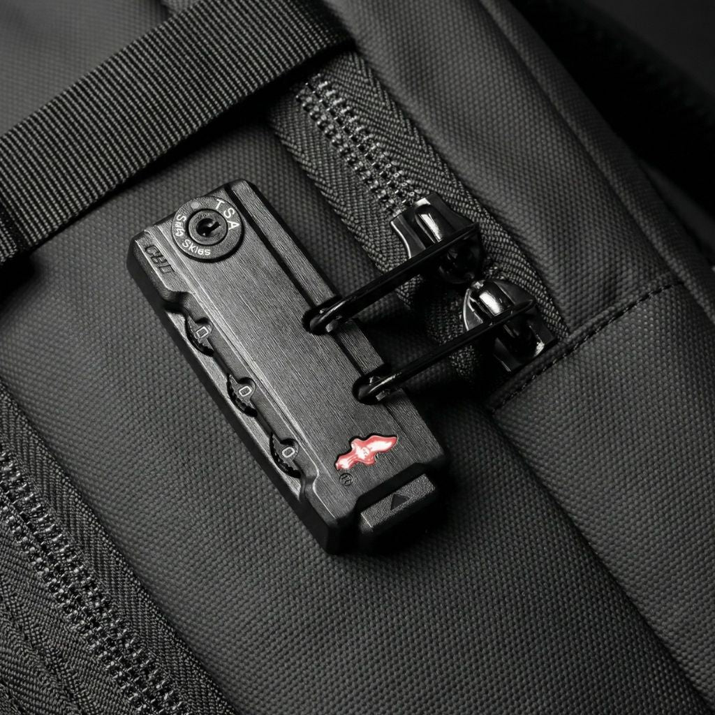 Gros plan sur le cadenas TSA intégré d'un sac à dos cabine noir, système de sécurité approuvé pour l'aviation Image