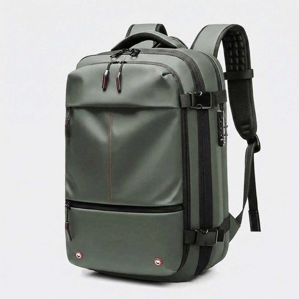 Sac à dos cabine vert kaki vu de trois quarts avec accents rouges, verrou TSA et dosseret alvéolé