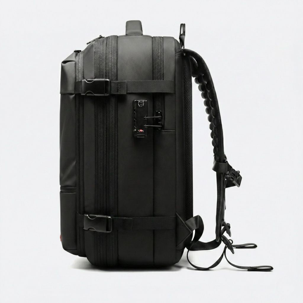 Vue latérale du sac à dos cabine noir révélant l'épaisseur, le verrou TSA et la valve de compression