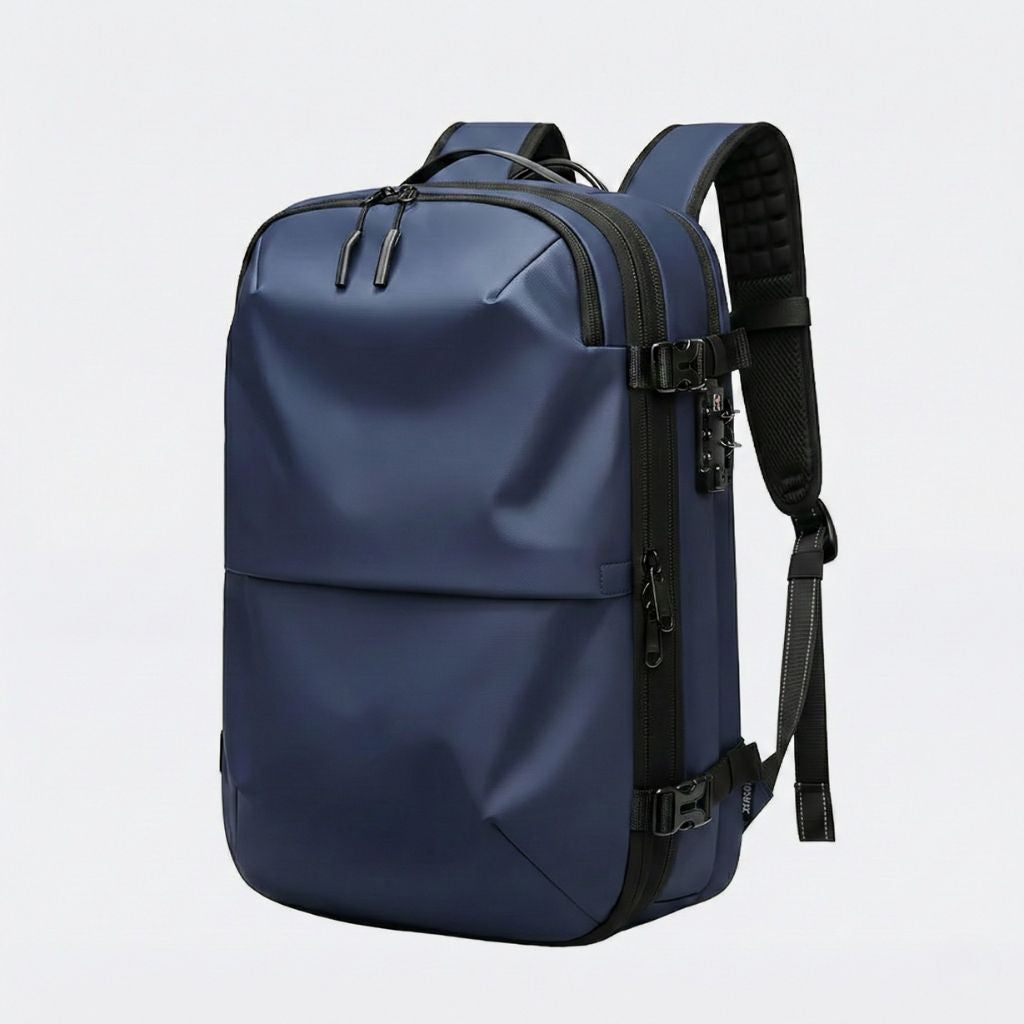 Sac à dos coloris bleu marine vue 3/4, coque semi-rigide aux lignes géométriques et serrure intégrée côté