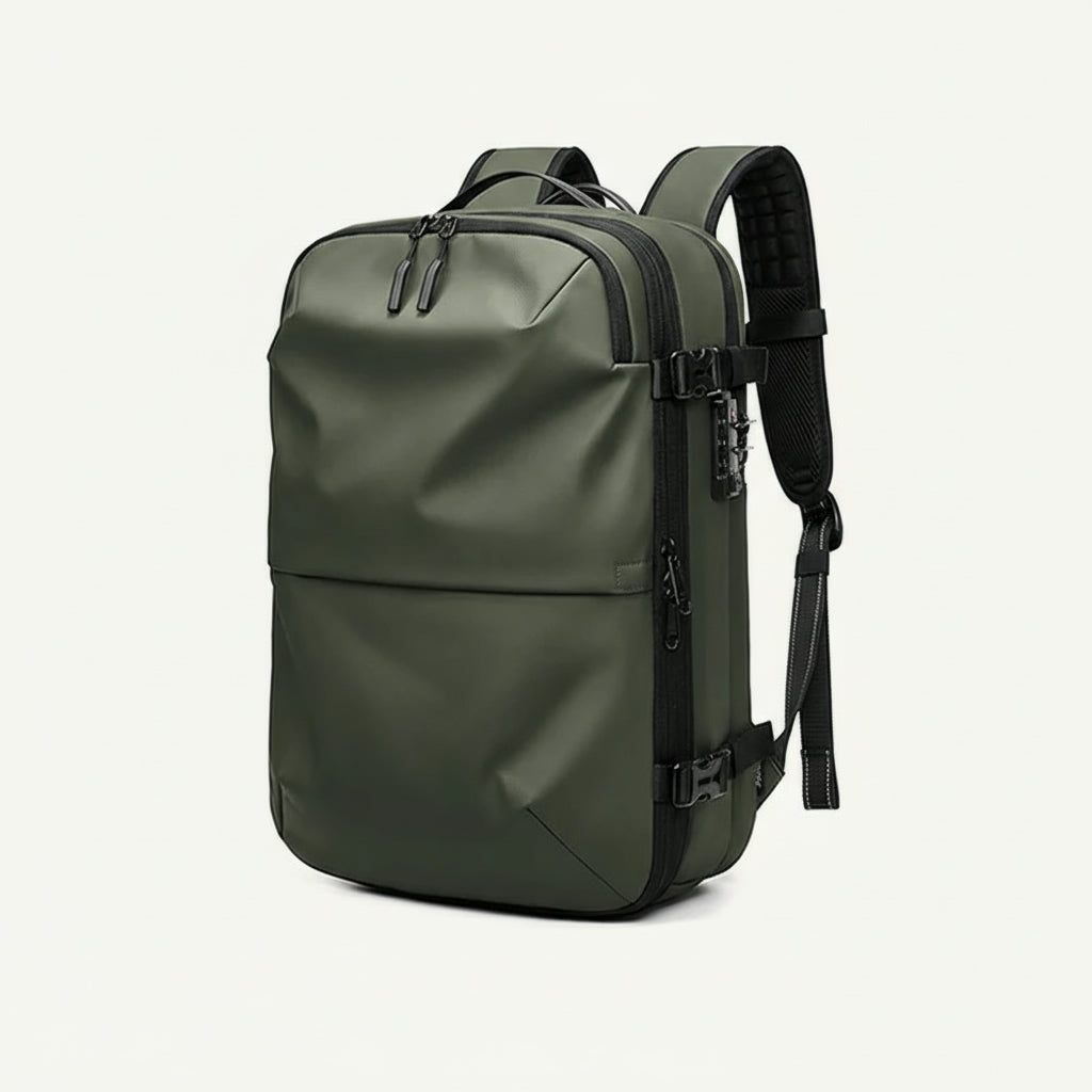 Sac à dos coloris vert kaki vue 3/4, coque semi-rigide géométrique mate, serrure à code et bretelles maillées