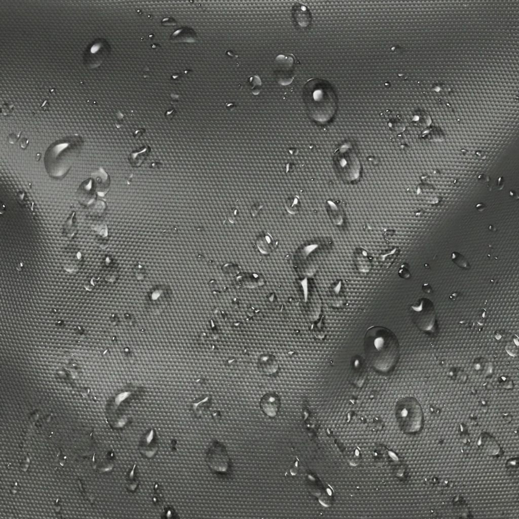 Gros plan du tissu imperméable du sac à dos gris, gouttes d'eau perlant sur la coque hydrofuge résistante