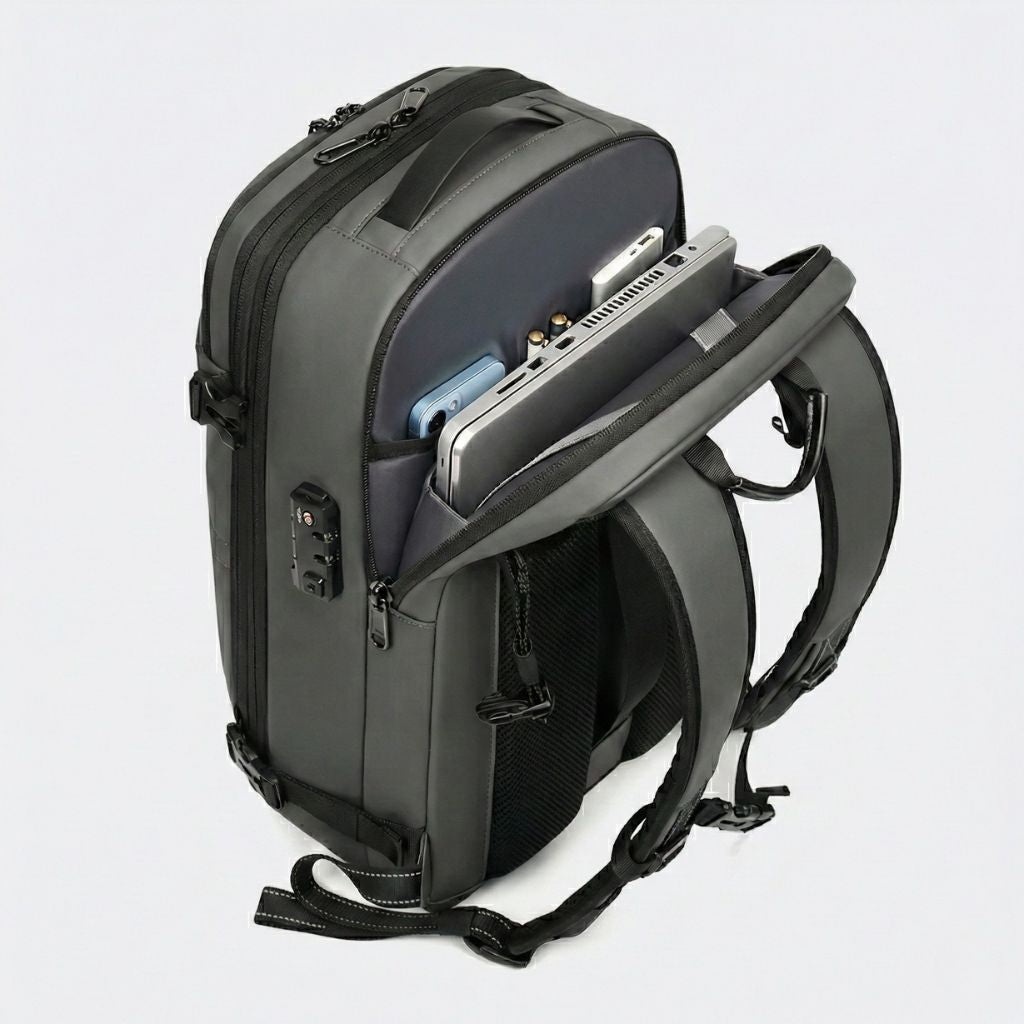 Sac à dos cabine noir vu de côté avec le compartiment PC ouvert révélant un ordinateur portable et cadenas TSA Image