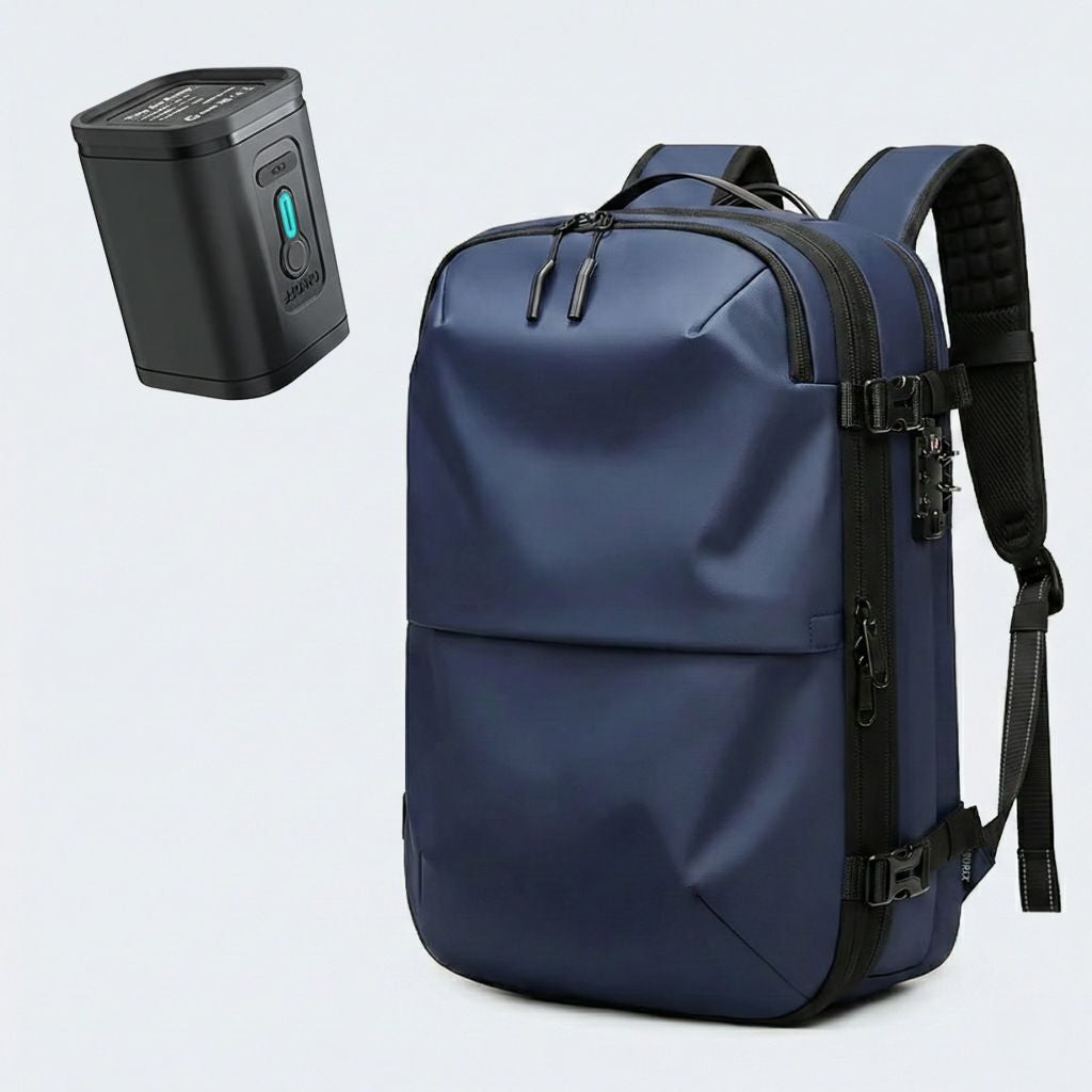 Sac à dos bleu marine de face avec pompe aspiration électrique incluse présentée à gauche, coque lisse et serrure visible