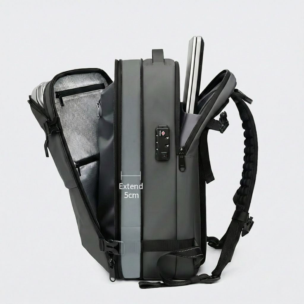 Vue de profil d'un sac à dos cabine noir avec système d'extension 5 cm, cadenas TSA et compartiment PC accessible Image