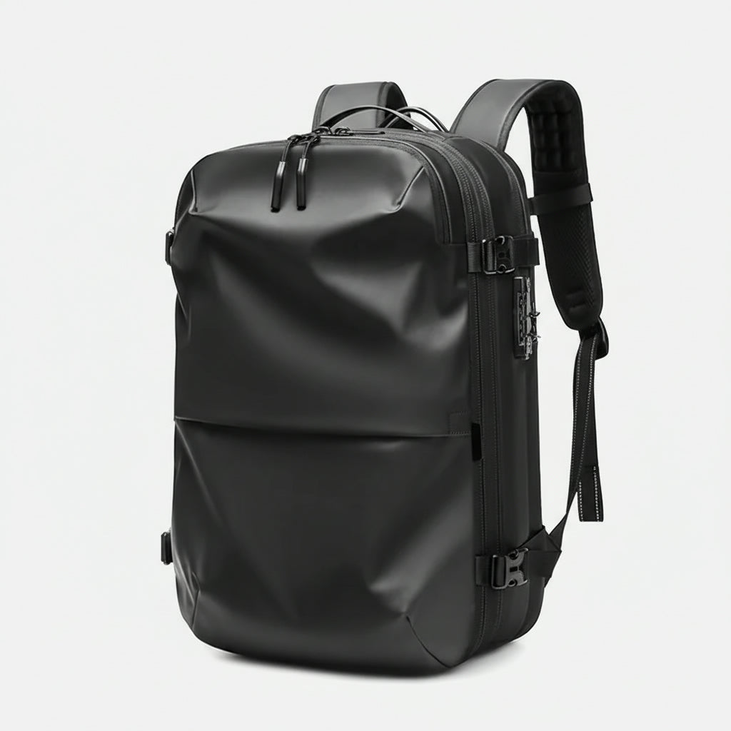 Sac à dos noir vue 3/4, coque semi-rigide aux lignes géométriques mates, double tirettes top et serrure latérale