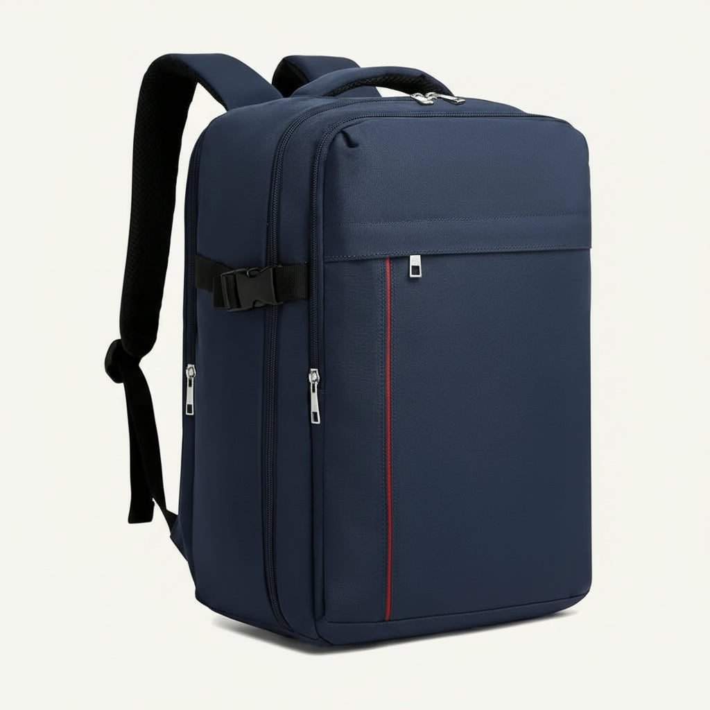 Sac à dos cabine bleu marine de trois quarts avec liseré rouge sur la poche frontale et double zip