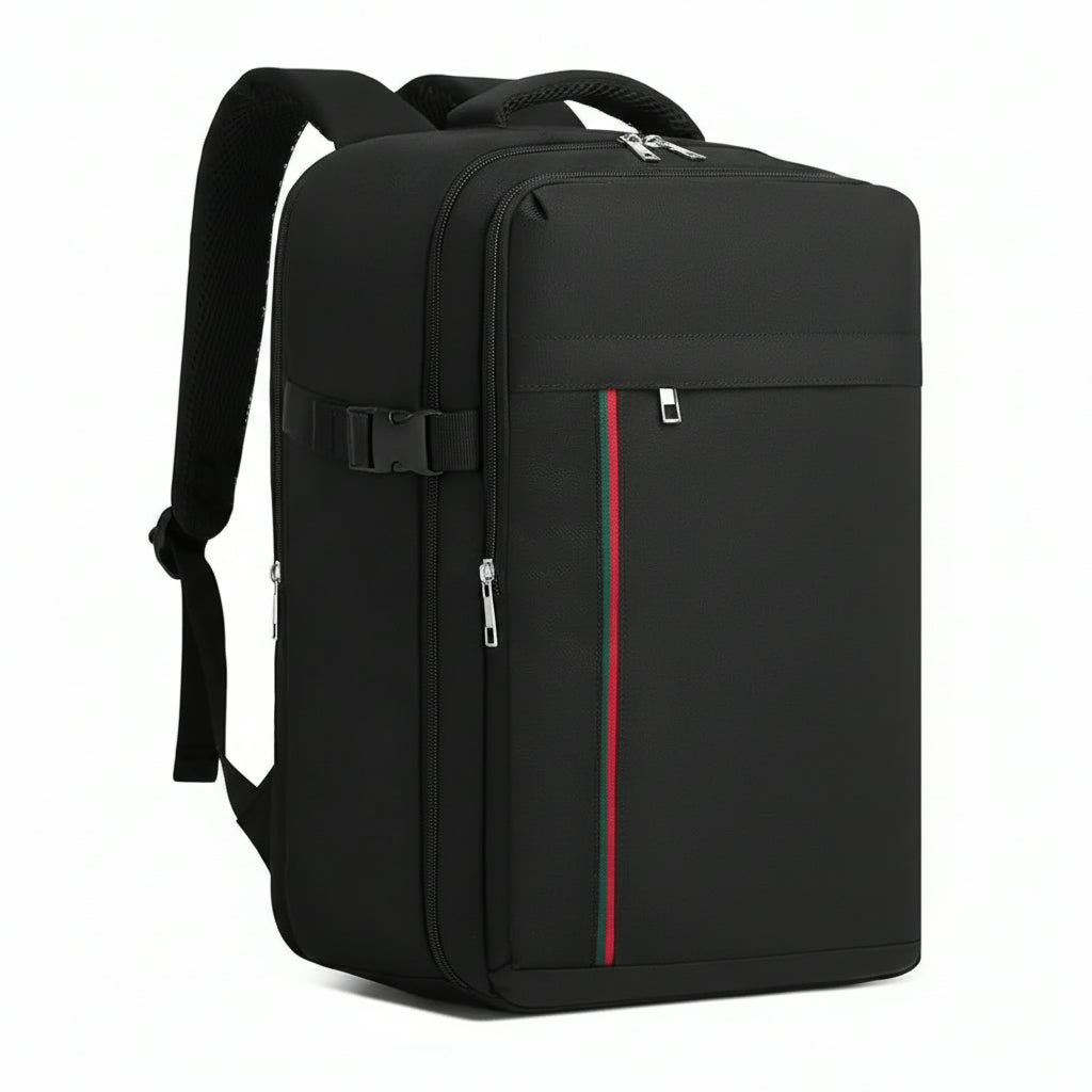Sac à dos cabine noir vu de trois quarts avec liseré vert et rouge sur poche frontale et double zip