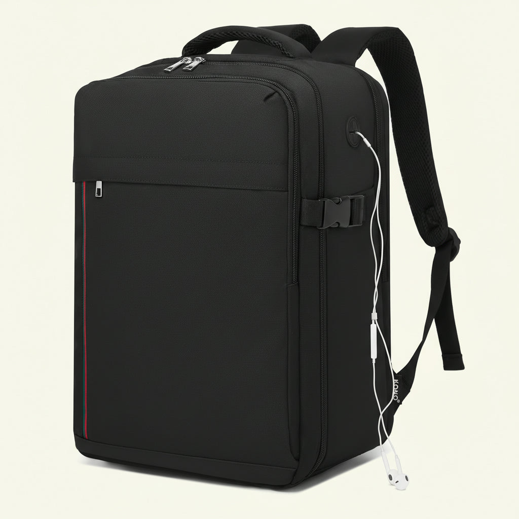 Sac à dos cabine noir avec fil d'écouteurs branché sur port audio, liseré vert et rouge en façade