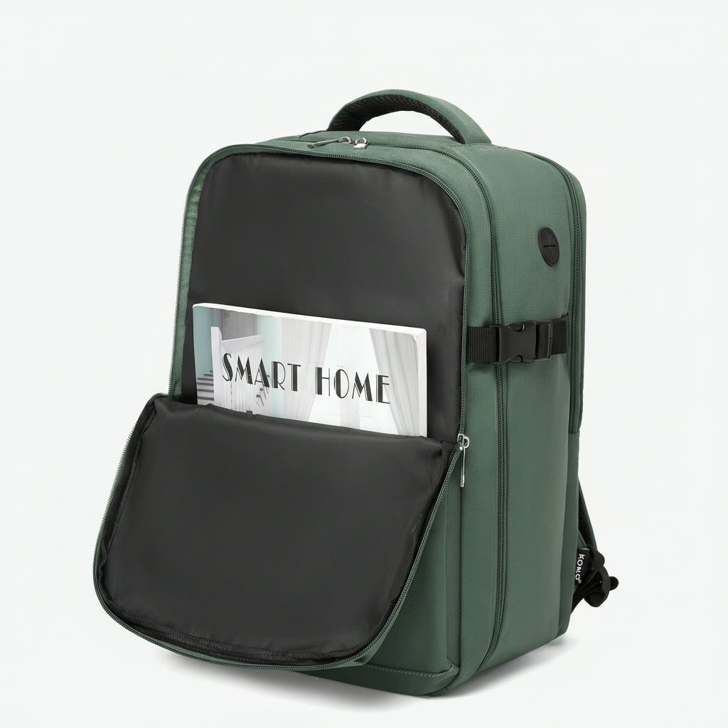 Poche frontale du sac à dos vert sauge ouverte laissant voir le rangement d'un livre et d'accessoires