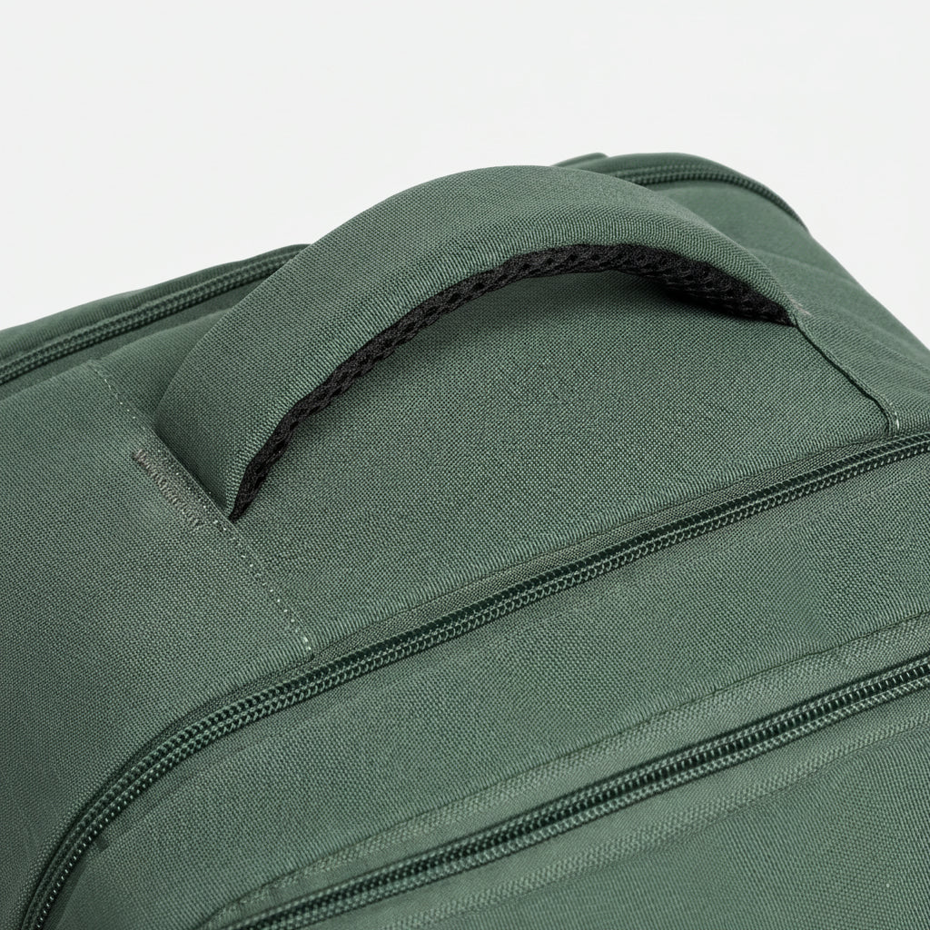 Gros plan sur la poignée de portage supérieure du sac à dos cabine vert sauge solide et matelassée