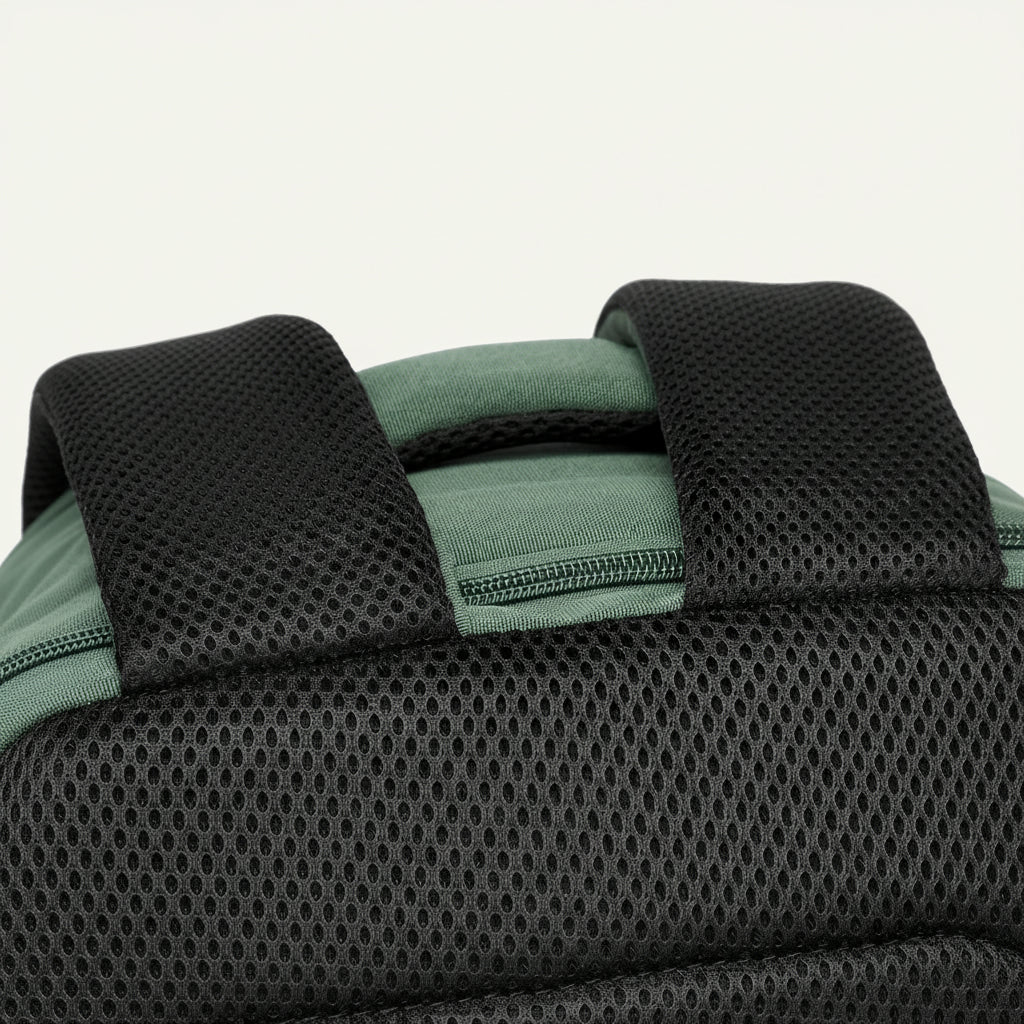 Gros plan du dosseret aéré en mesh et des bretelles rembourrées du sac à dos cabine vert sauge
