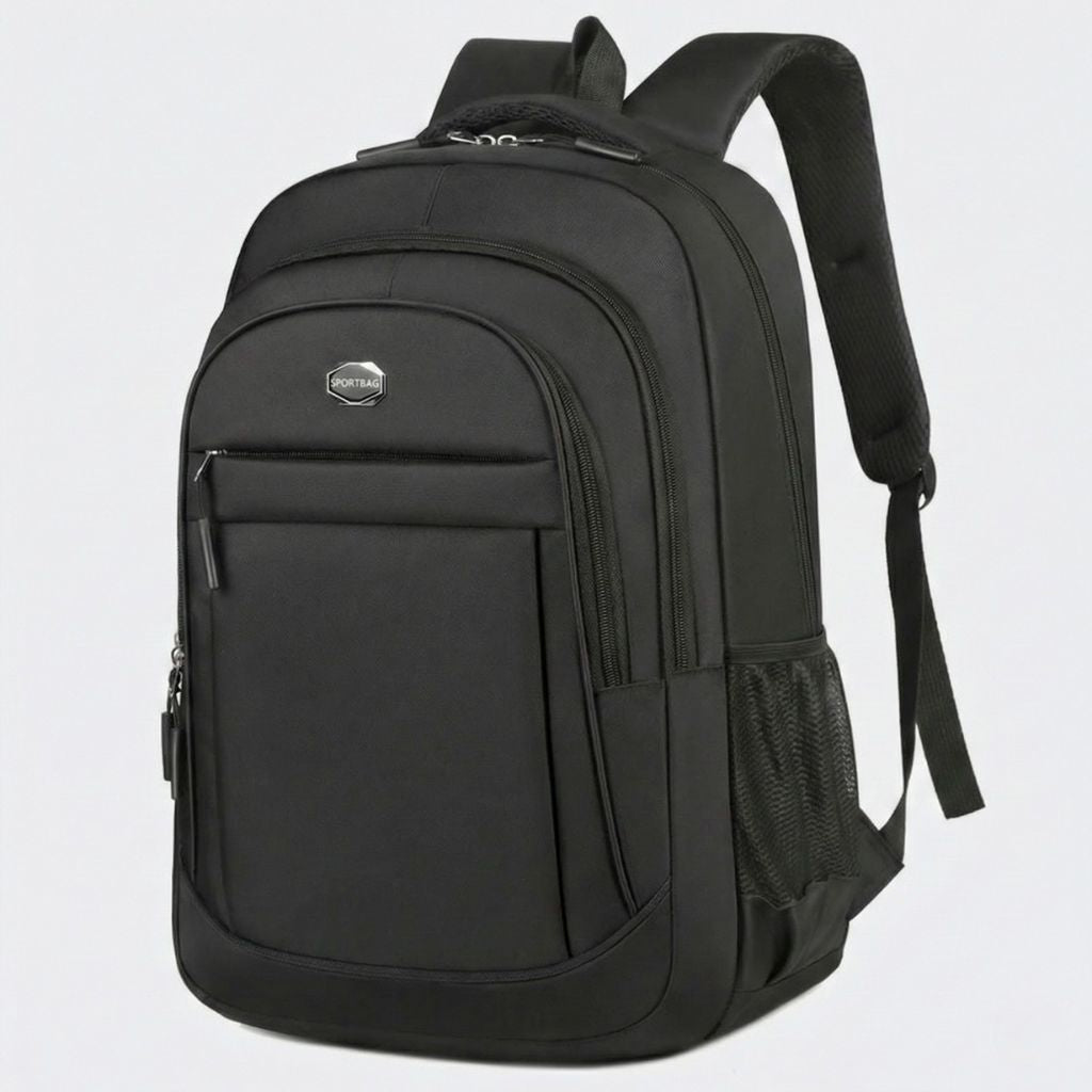 Sac à dos noir sans accents de couleur avec badge argenté, vue trois-quarts, poche filet latérale pour gourde