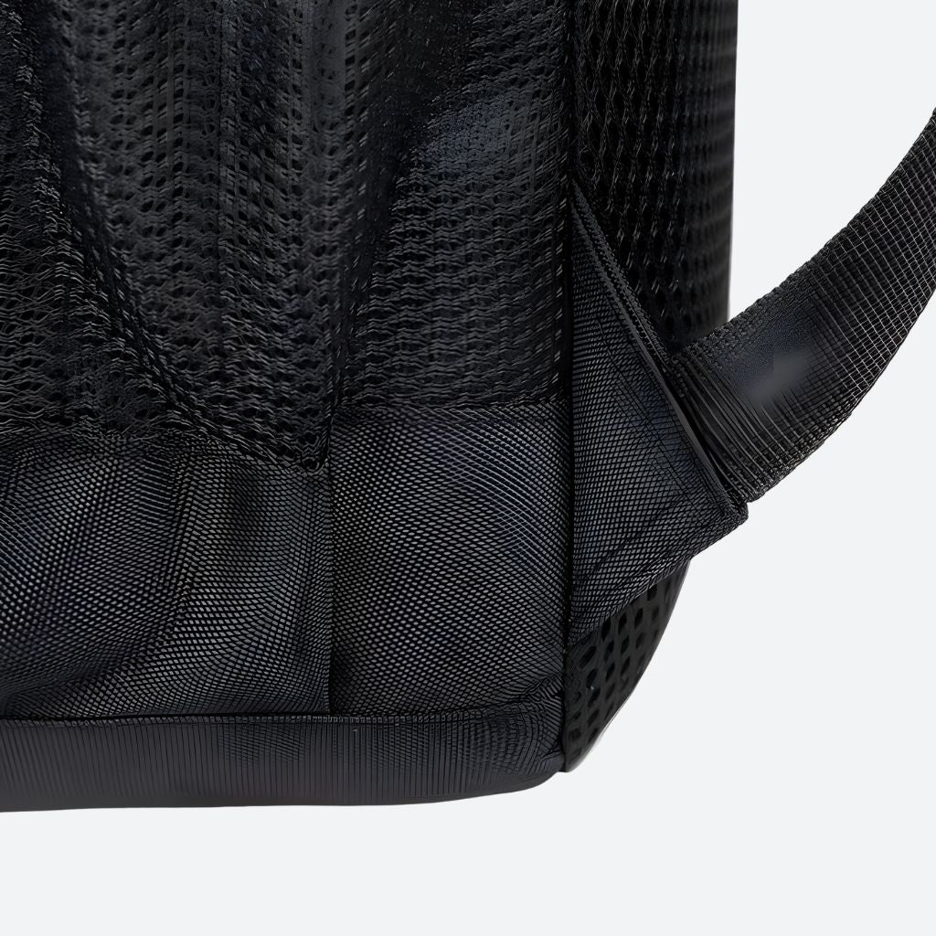 Gros plan de la matière maillée respirante du dos du sac à dos de voyage, texture aérée losange noire