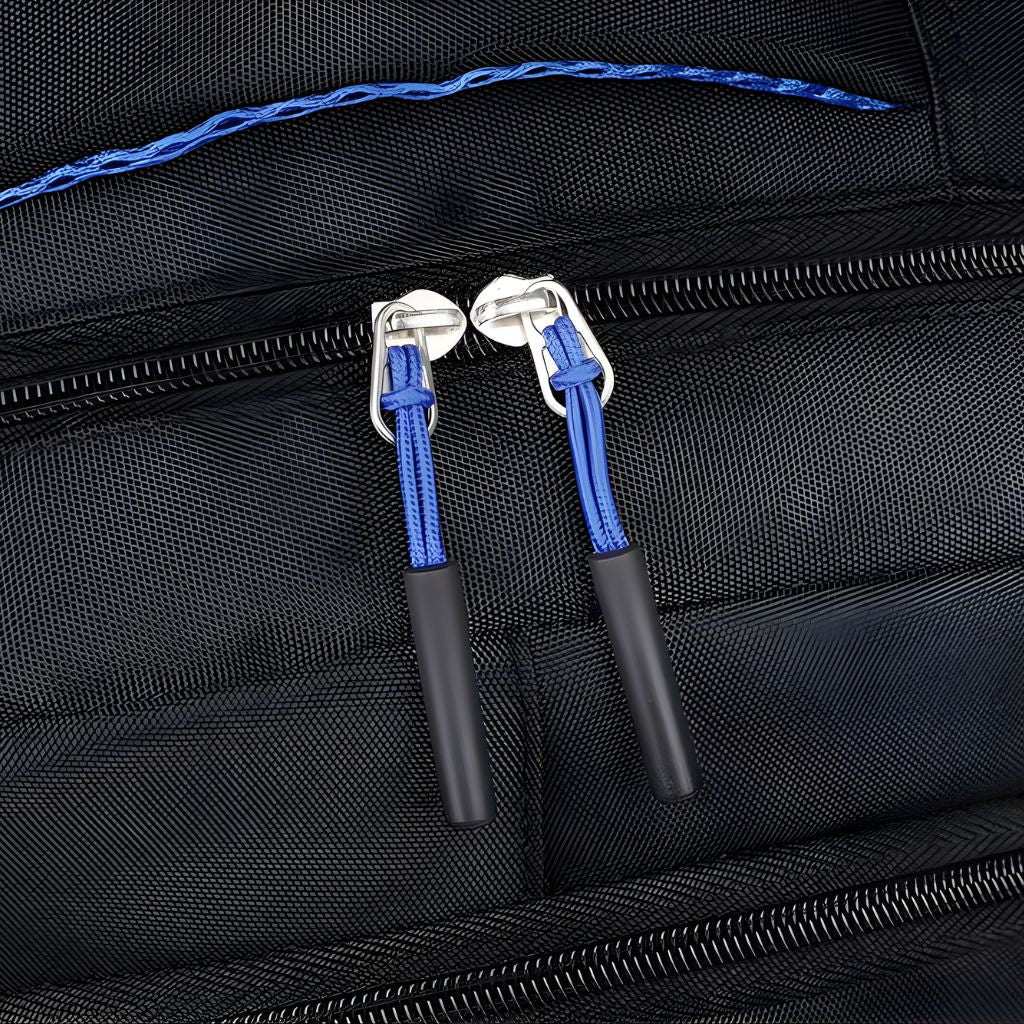 Gros plan des doubles tirettes de fermeture bleues d'un sac à dos de voyage avec coutures bicolores bleues