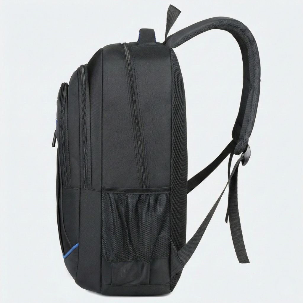 Vue latérale gauche du sac à dos noir avec poche filet latérale et détails de construction soignés en bleu