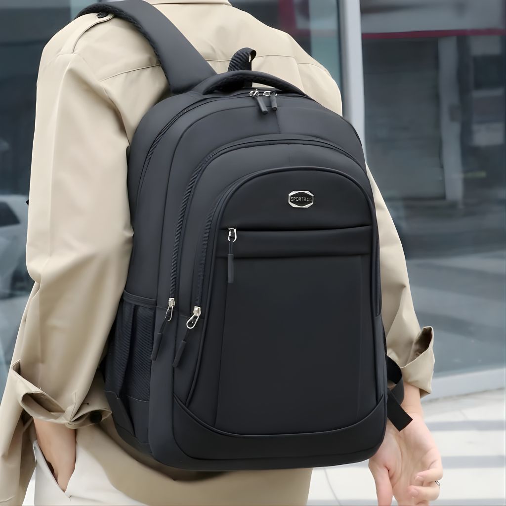 Femme portant un sac à dos noir en ville, vue de face, silhouette élégante avec un sac à dos de voyage