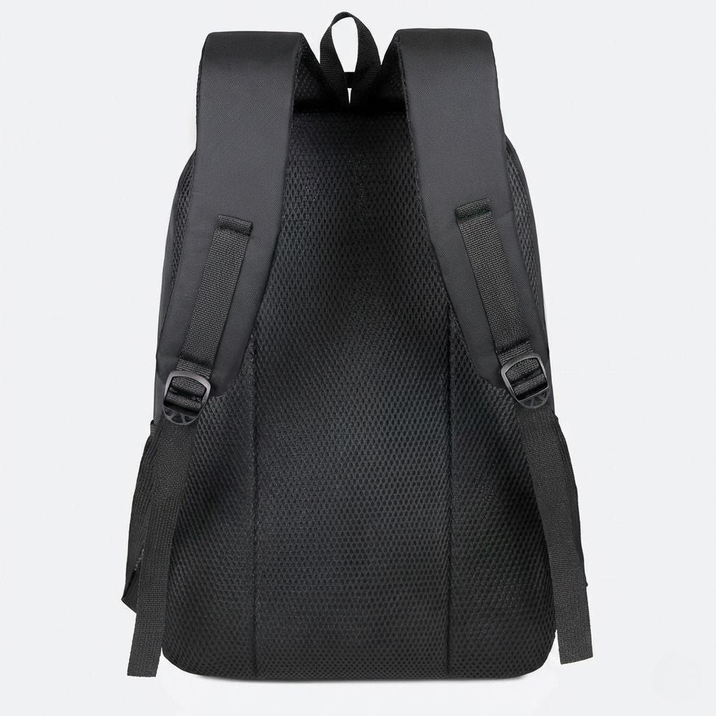 Dos maillé respirant du sac à dos de voyage noir, vue gros plan des bretelles rembourrées et dos aéré