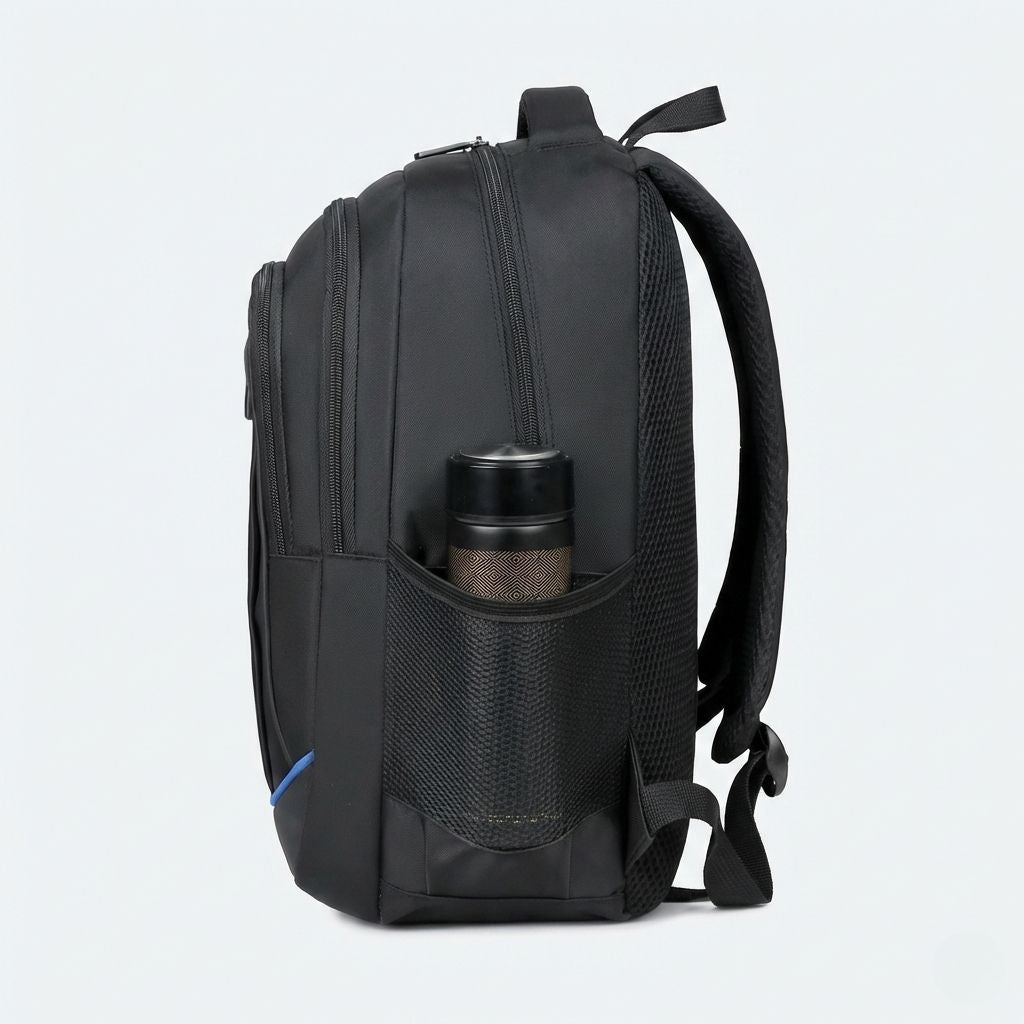 Vue latérale du sac à dos noir, poche filet avec thermos, bretelles maillées respirantes et accents bleus