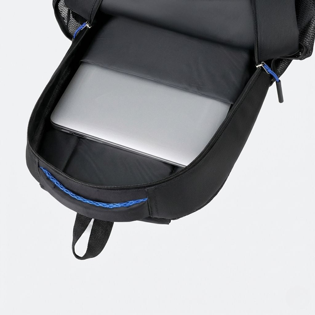 Gros plan sur le compartiment PC d'un sac à dos cabine noir imperméable avec ordinateur portable glissé dedans Image