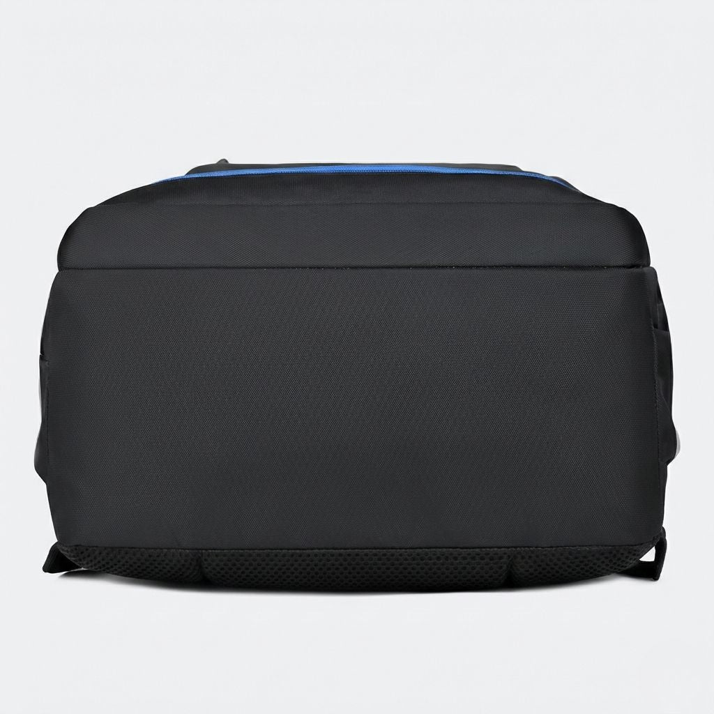 Vue du dessous du sac à dos noir avec base plate renforcée et patins d'usure antidérapants noirs
