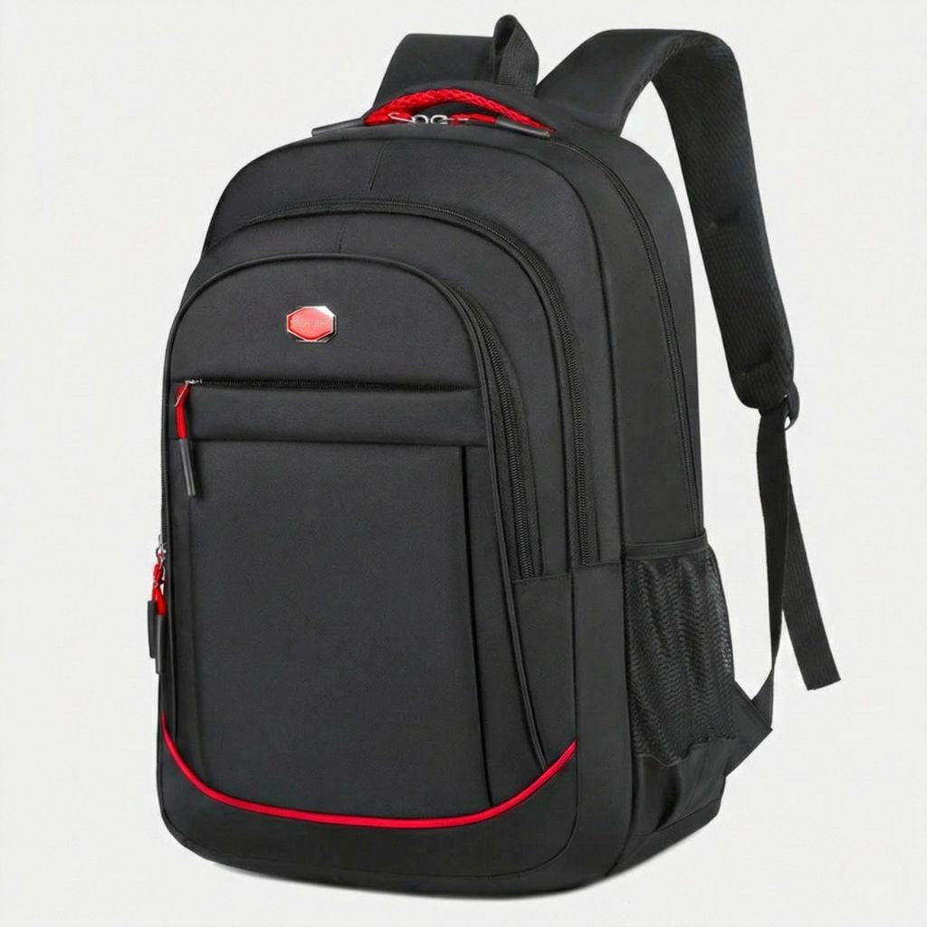Sac à dos noir avec accents rouges, tirettes et poignée rouges, poche filet latérale, vue trois-quarts