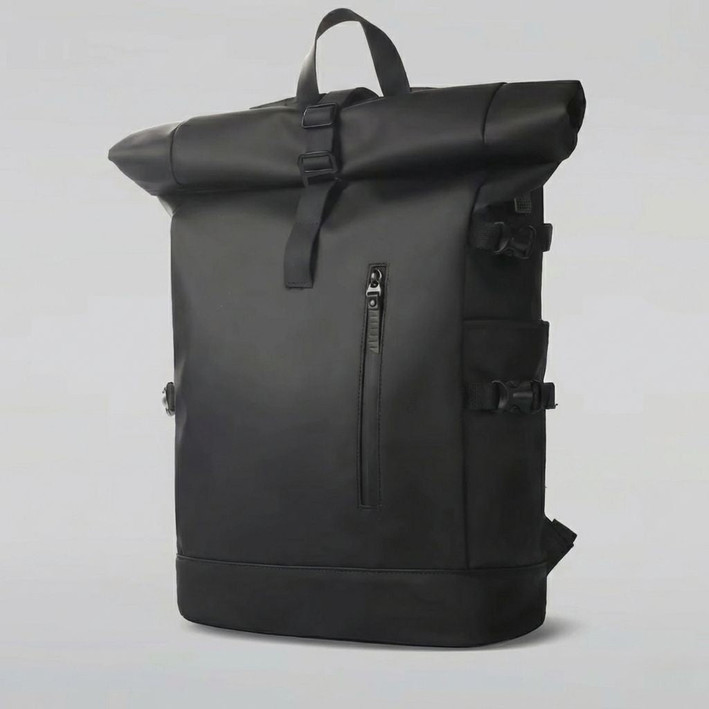Sac à dos noir roll-top cabine vu de trois quarts, fermeture par enroulement et poignée rigide