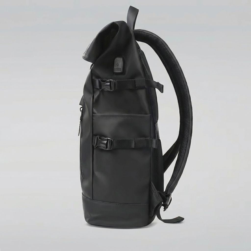 Vue latérale du sac à dos noir roll-top cabine avec port USB intégré sur le dessus pour recharger