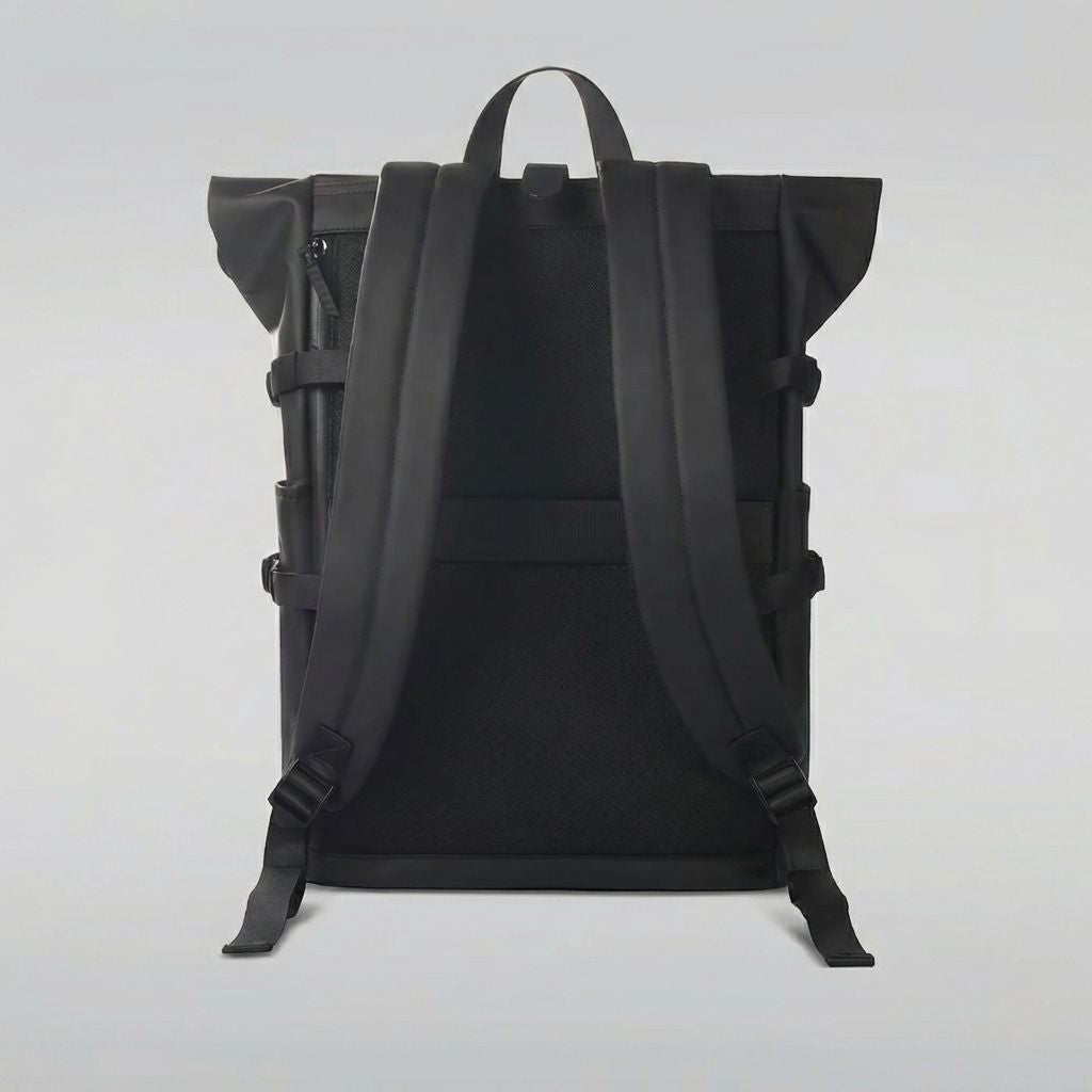 Dos du sac à dos de voyage noir roll-top avec dosseret rembourré en mesh et bretelles ergonomiques
