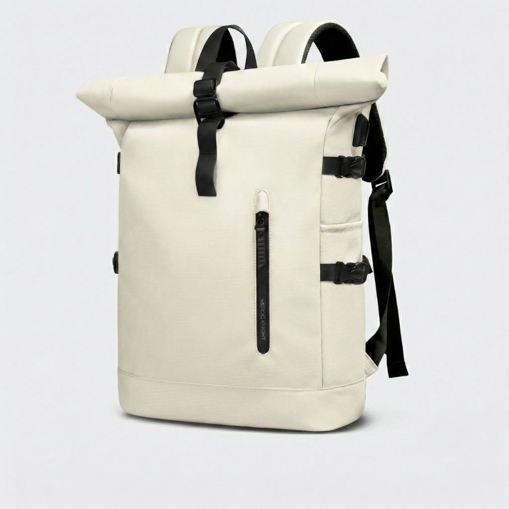 Sac à dos blanc crème roll-top cabine vu de trois quarts avec poche frontale et fermeture à rouleau