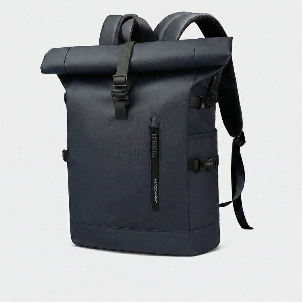 Sac à dos bleu marine roll-top cabine de voyage vu de trois quarts, clips de compression latéraux
