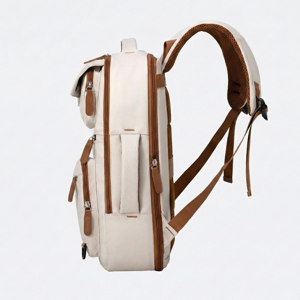Vue de profil gauche du sac à dos beige ivoire, bretelles maillées caramel et bandoulière réglable