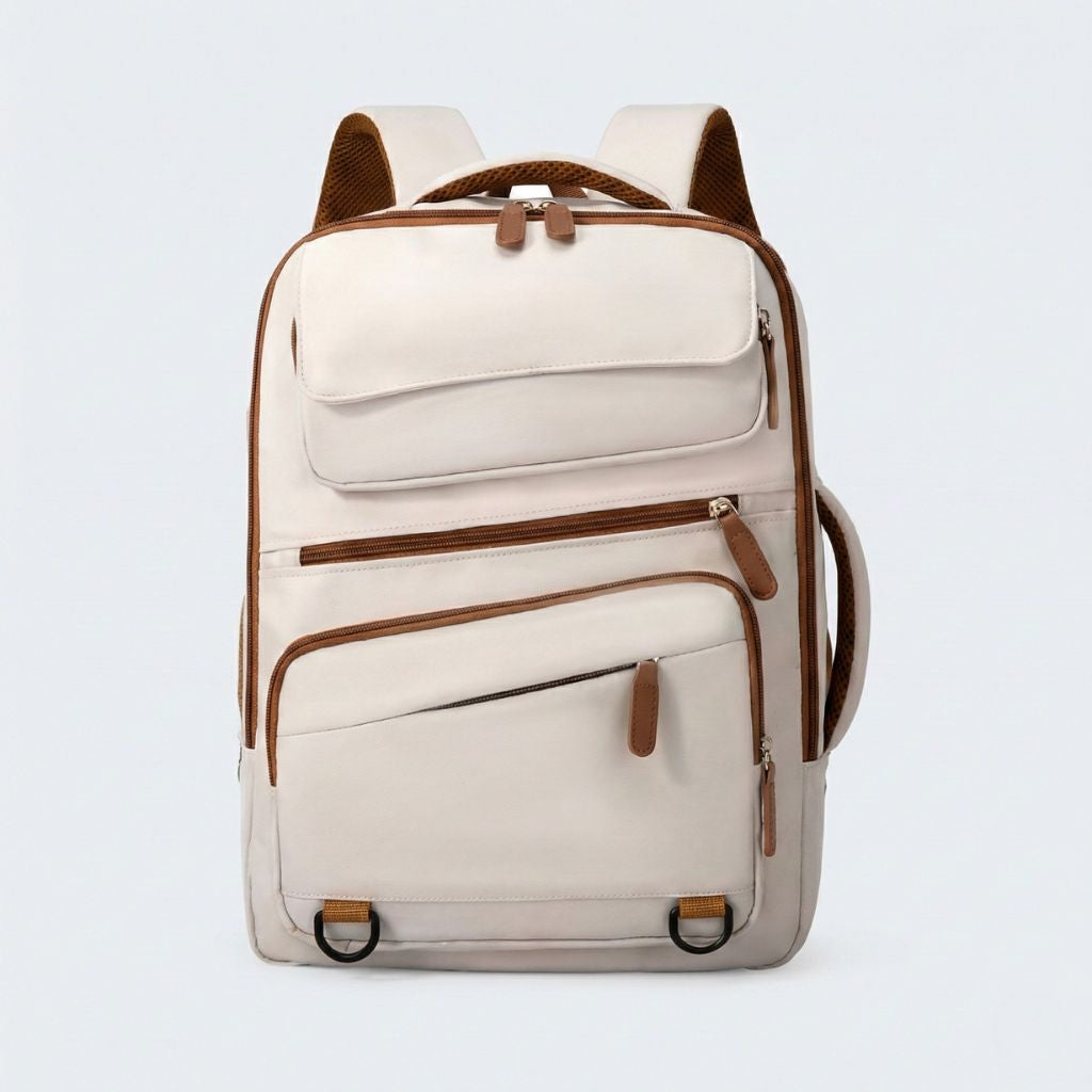 Sac à dos beige vue de face avec poche frontale à rabat, tirettes caramel et accents contrastés en cuir