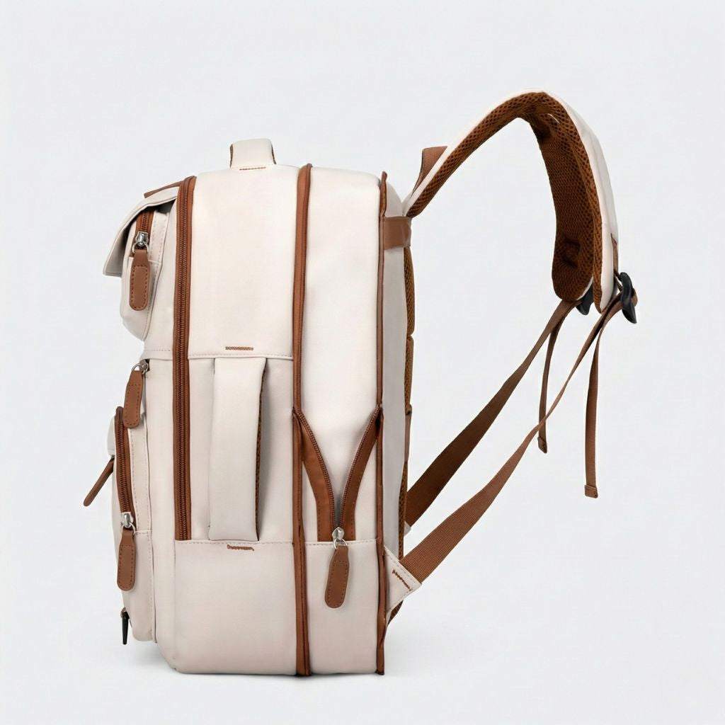 Vue de profil droit du sac à dos de voyage beige ivoire avec bretelles caramel et compartiments latéraux